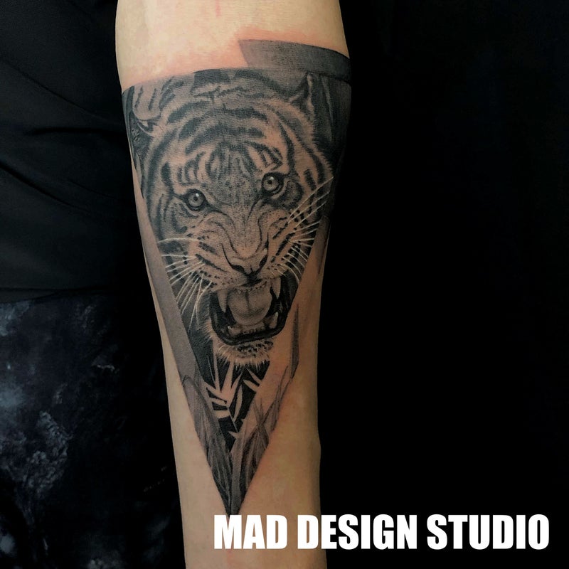 虎のタトゥー Mad Tattoo Studio