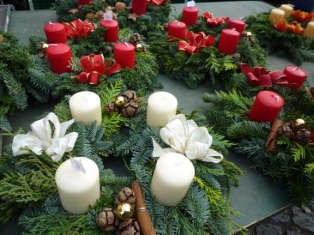 ドイツ　クリスマス　クリスマスリース（アドベンツクランツ）　Adventskranz　アドベントの記事画像