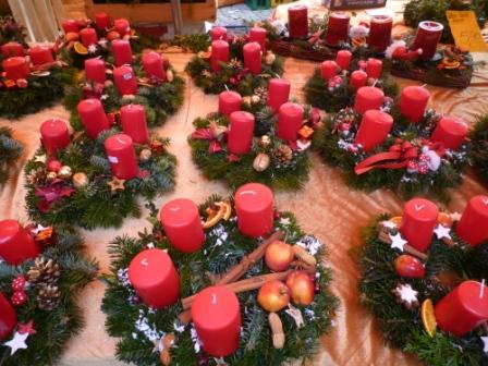 ドイツ　クリスマス　クリスマスリース（アドベンツクランツ）　Adventskranz　アドベントの記事画像