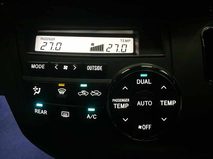 ACR50エスティマ！インテリアのLED打ち替え作業です！ | 佐藤自動車の