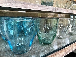 琉球ガラス 沖縄名護で製作されているお洒落な琉球ガラス ワイングラスやウイスキーにもおすすめですの記事より