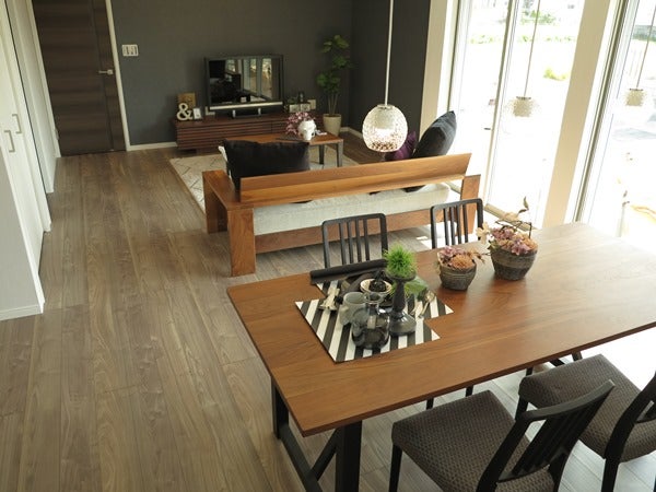 ウォールナット無垢材の家具と床の色の相性を提案します 