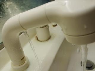 洗面台の水漏れ修理 シャワーホースの交換 墓石の祟り