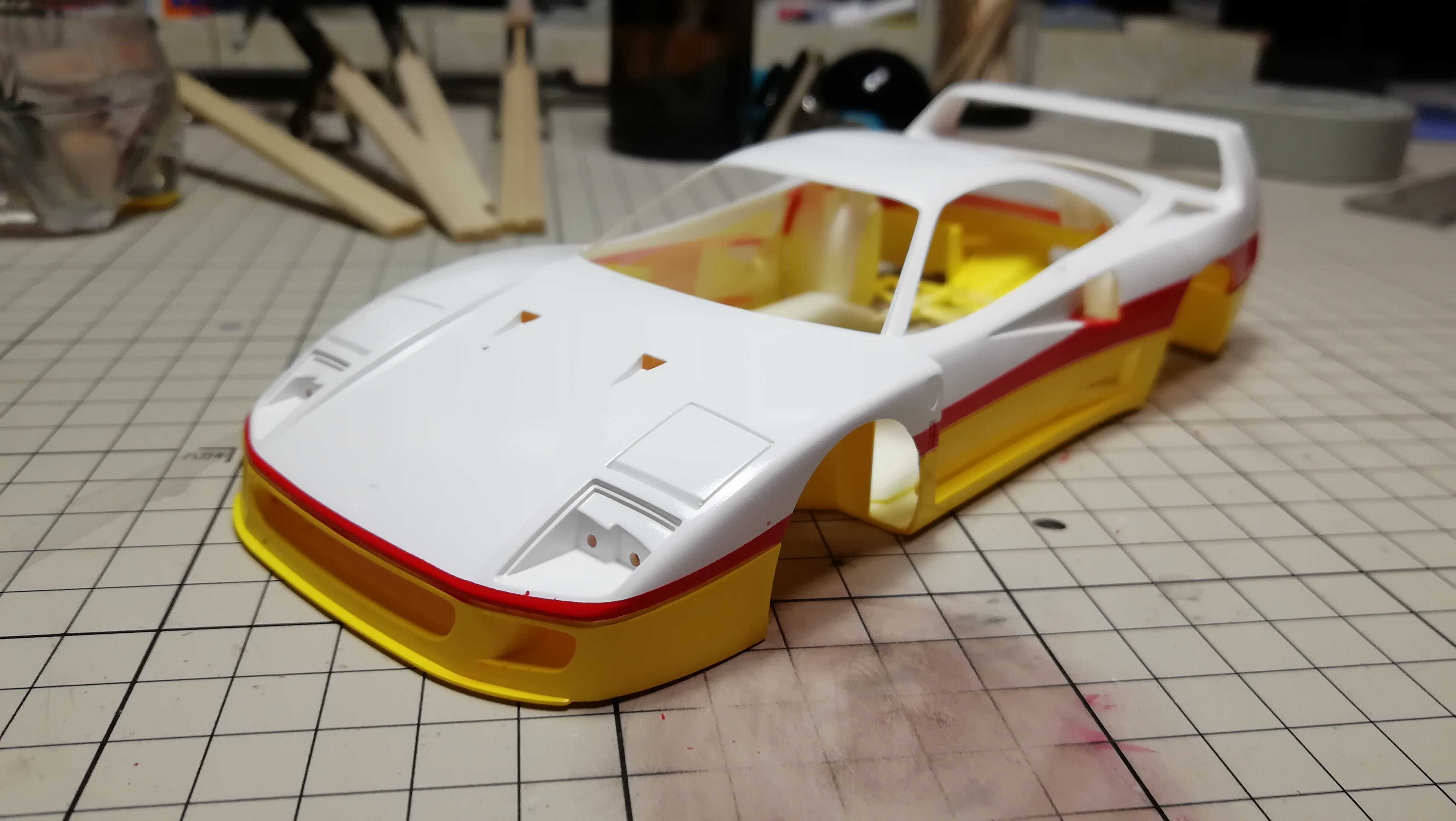 タミヤ 1/24 フェラーリ F40 Monte Shell】(3) ボディ塗り分け 