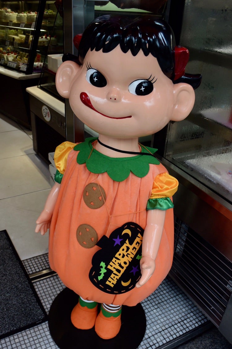 ハロウィン姿のペコちゃん、不二家数寄屋橋店、ハロウィンの衣装 ハロウィン姿のペコちゃん、不二家数寄屋橋店、ハロウィンの衣装