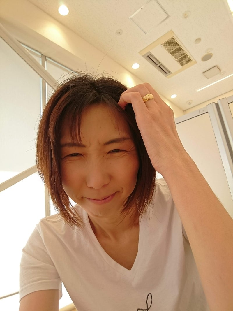困った表情の女性