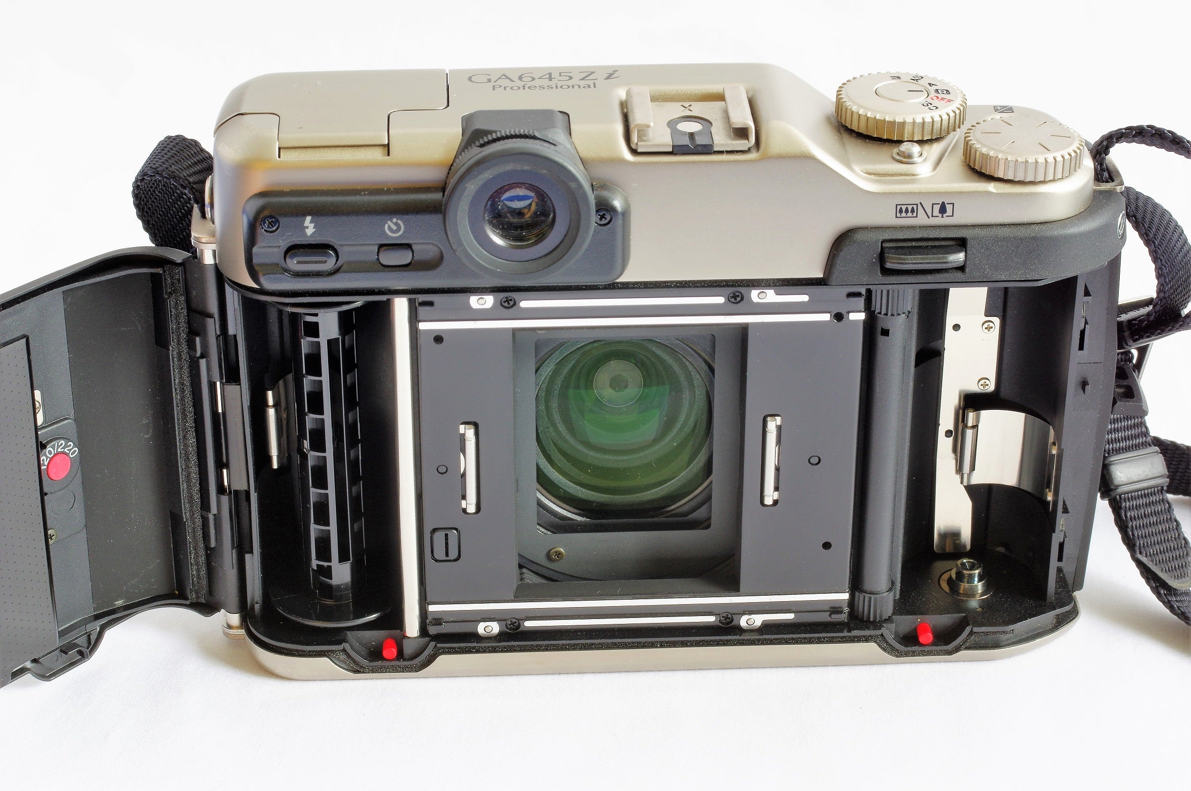 Fujifilm GA645Zi Professional - 凝った作りのコンパクト中判カメラ 