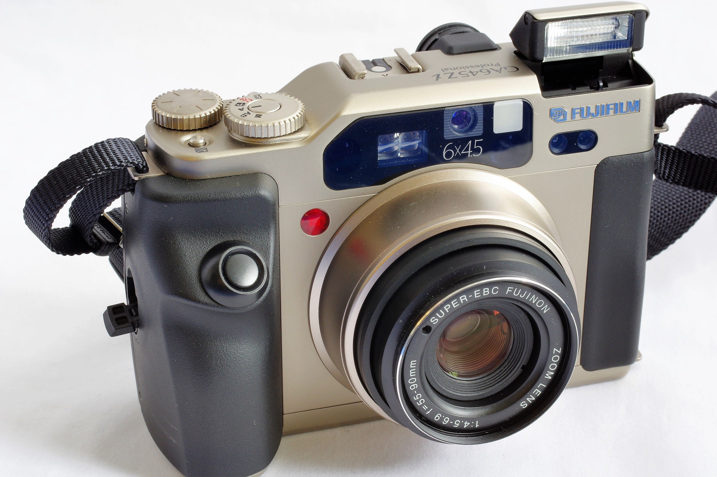 Fujifilm GA645Zi Professional - 凝った作りのコンパクト中判カメラ 