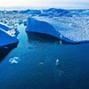 鯨と氷山の画像