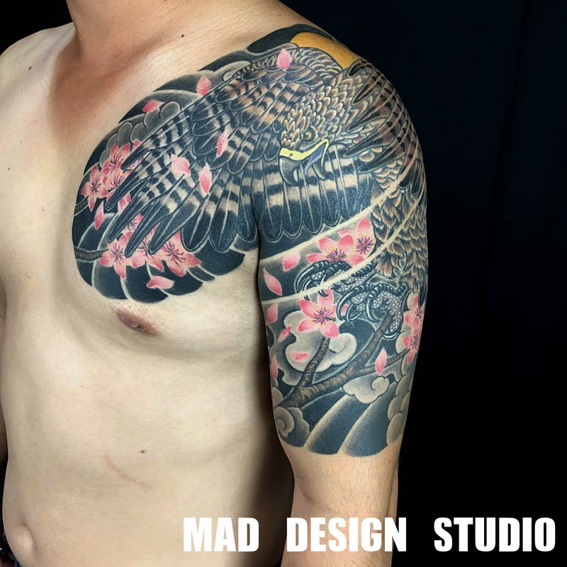 鷹と桃の花の刺青 完成 Mad Tattoo Studio