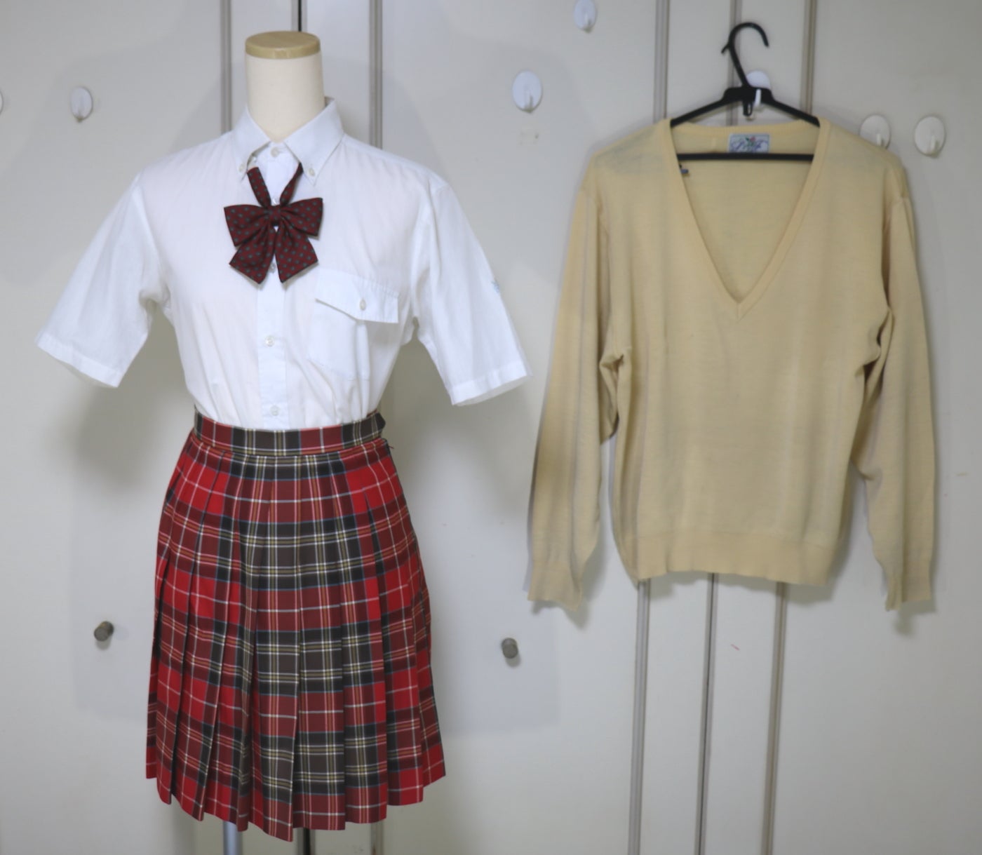 東京都 品川女子学院中等部 希少旧赤色カジュアルスカート制服を掲載 