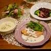 ビーフシチューと鮭のムニエルの晩ご飯の画像