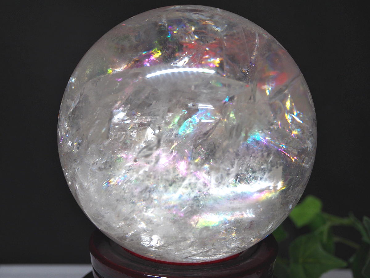 虹が輝く巨大水晶！アイリスクォーツ丸玉 | 天然石とパワーストーンの 