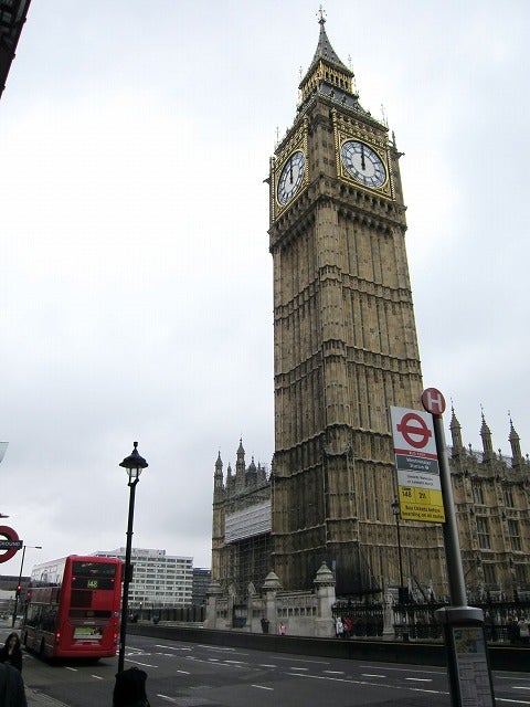 ロンドンの象徴 かなり巨大な時計台ビッグベン バスと比べて巨大さ一目瞭然 イギリス ロンドン つれづれ旅日記