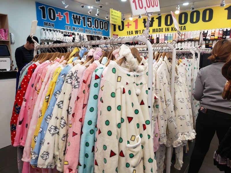 韓国のあちこちに売ってるパジャマは激安で肌触り良しで暖かい 毎日笑顔で