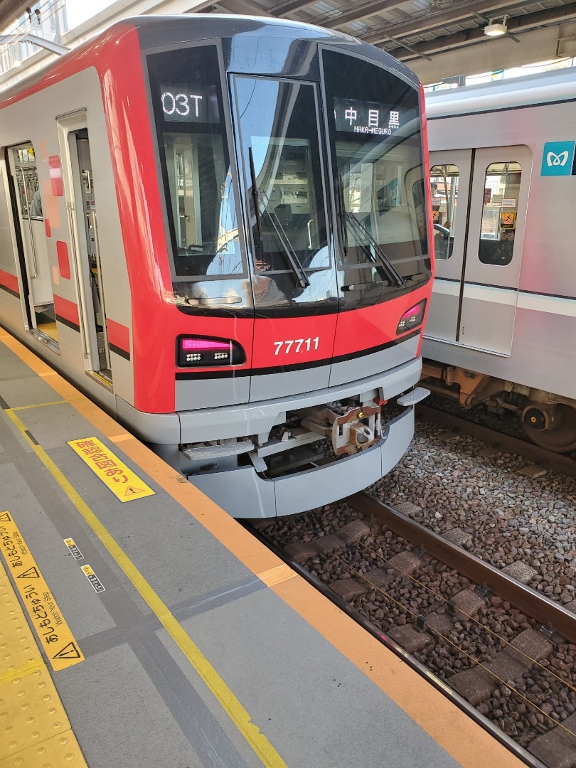 THライナーを迎える日比谷線直通列車の70000系列、変化する東武 