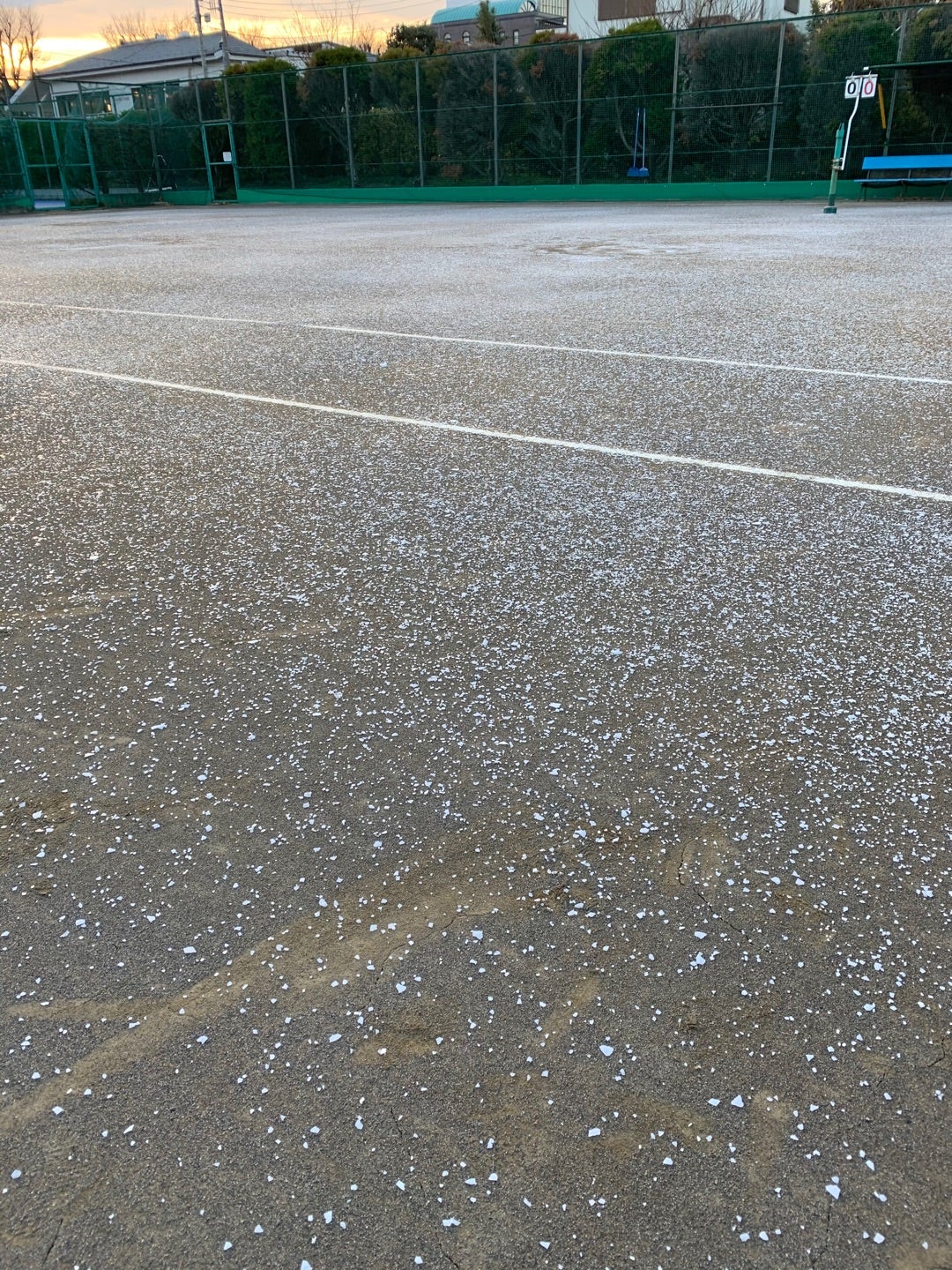 テニスコートに雪が 建材おじさんのブログ