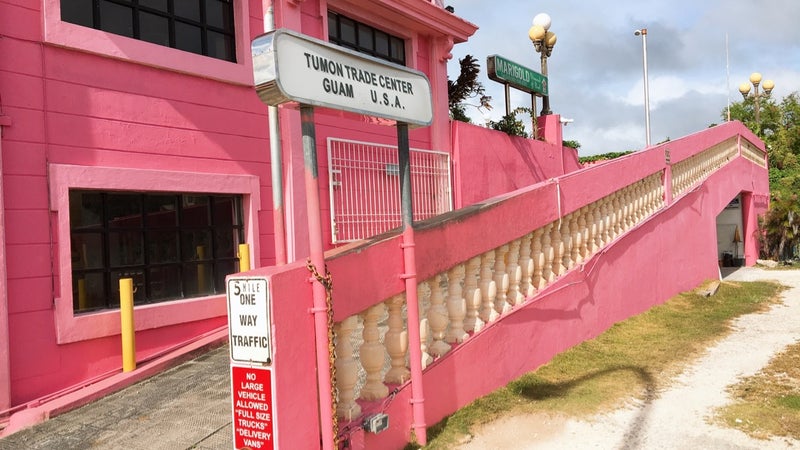 グアムで有名なピンクの建物 Hana