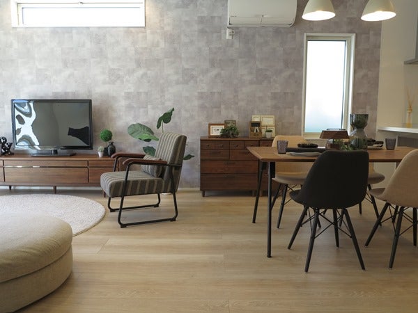 グレージュ色の床にグレー色の壁紙というld空間にウォールナット材の家具を提案したコーデをご紹介 家具なび 家具の使い方を提案するブログ 名古屋 インテリアショップbigjoyが独自のアイデアで家具の配置術などを提案