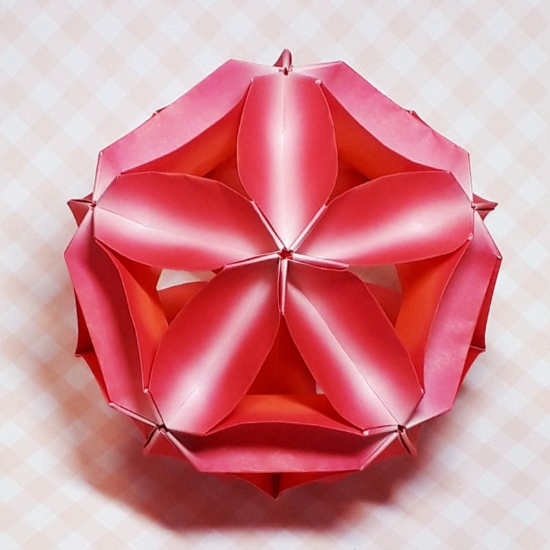 折り紙 玉花びら 桜の花の形のくす玉 折り紙の楽しみ
