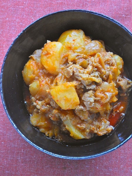 ゴハンがすすむ旨辛アレンジ 残り物を活用 キムチ肉じゃが 野菜ソムリエakkiの シンプル ベジフル キッチン