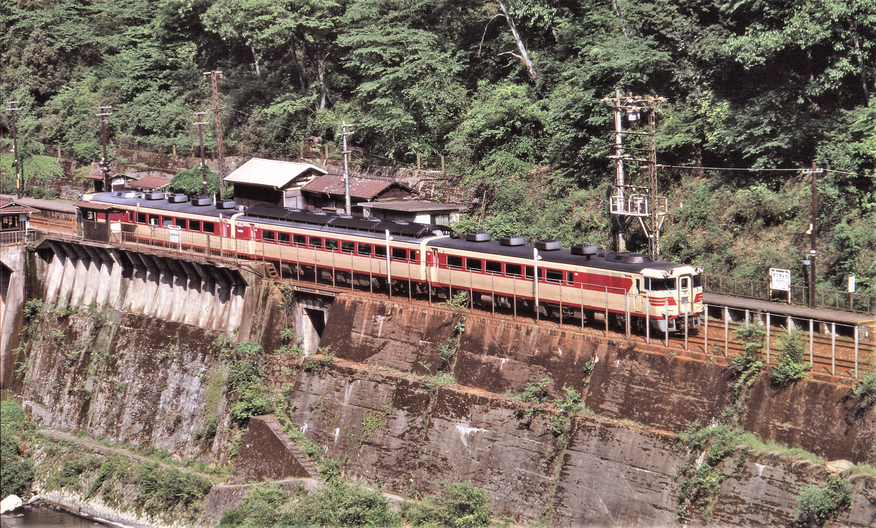 akaの鉄道最新撮影&秘蔵記録山陰線旧保津峡駅通過するキハ181系訓練列車