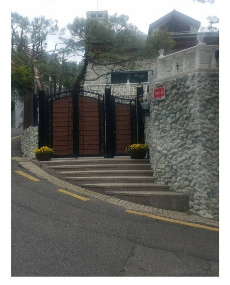 韓国ドラマに出てくる豪邸が並ぶエリア 平倉洞に行った時を思い出し 毎日笑顔で