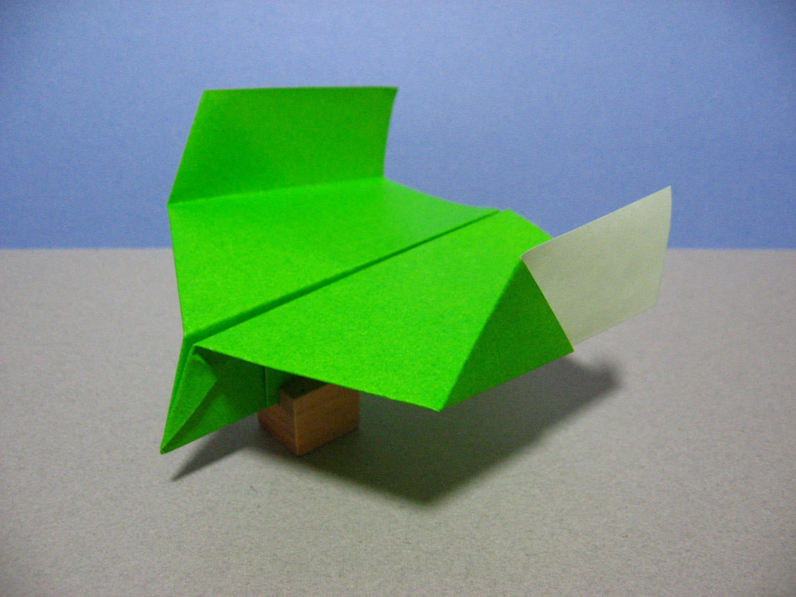 良く飛ぶ紙飛行機と 滑空する紙飛行機の違いは 紙飛行機の折り方