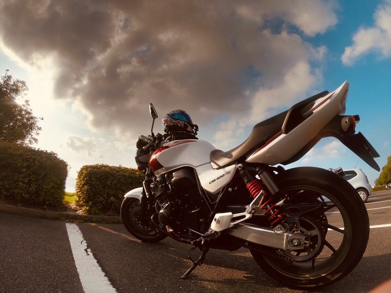 琵琶湖と雲とバイクの写真