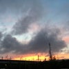 雨天の間の夕焼けの画像
