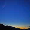 ネオワイズ彗星と夕焼けの画像