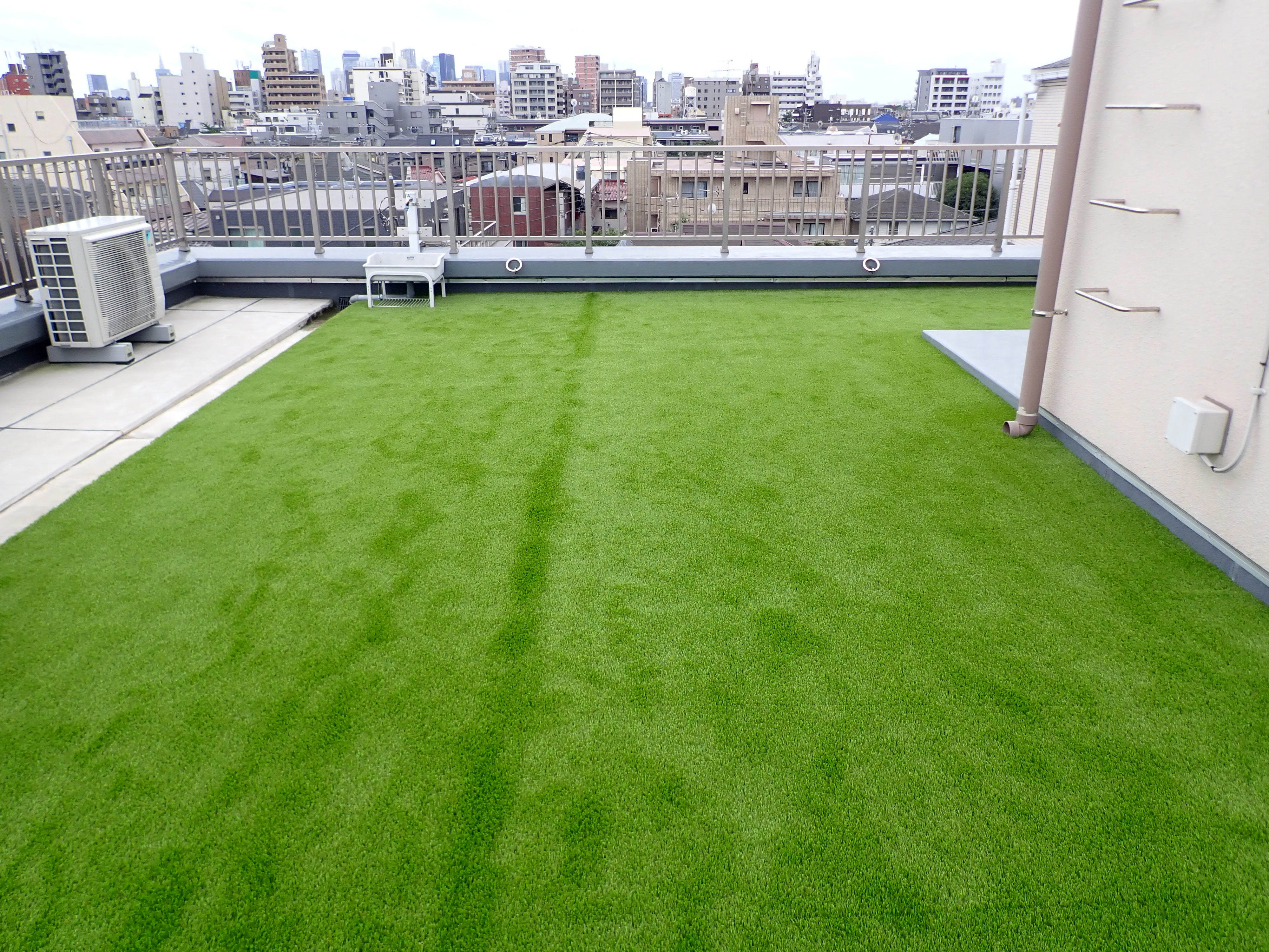 解放感抜群 ビルの屋上を全面人工芝へ 人工芝の芝キング