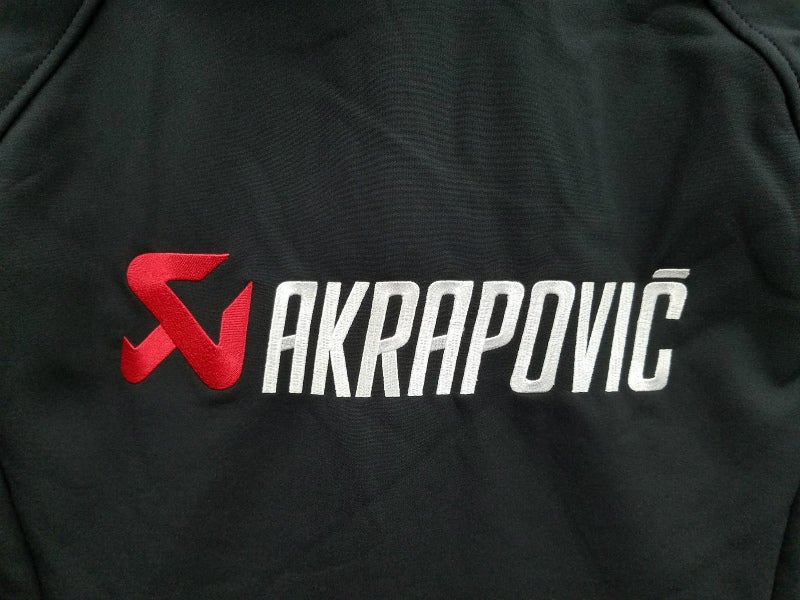 幻の「AKRAPOVIC×ALPINESTARSロゴ」が入ったコラボパーカー在庫 