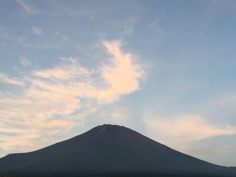 富士山バロン日記９ ２オレンジ色に染まった雲とシルエットの富士山 北富士演習場 渡辺英一 田毎の富士バロン日記