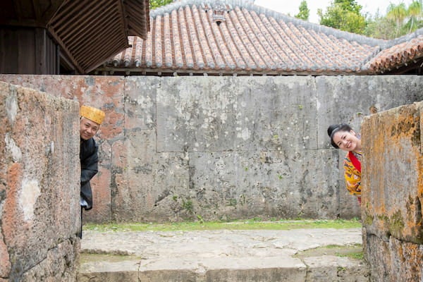 沖縄県国指定重要文化財中村家で前撮りをする新郎新婦