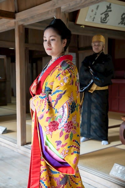 沖縄県国指定重要文化財中村家で前撮りをする新郎新婦