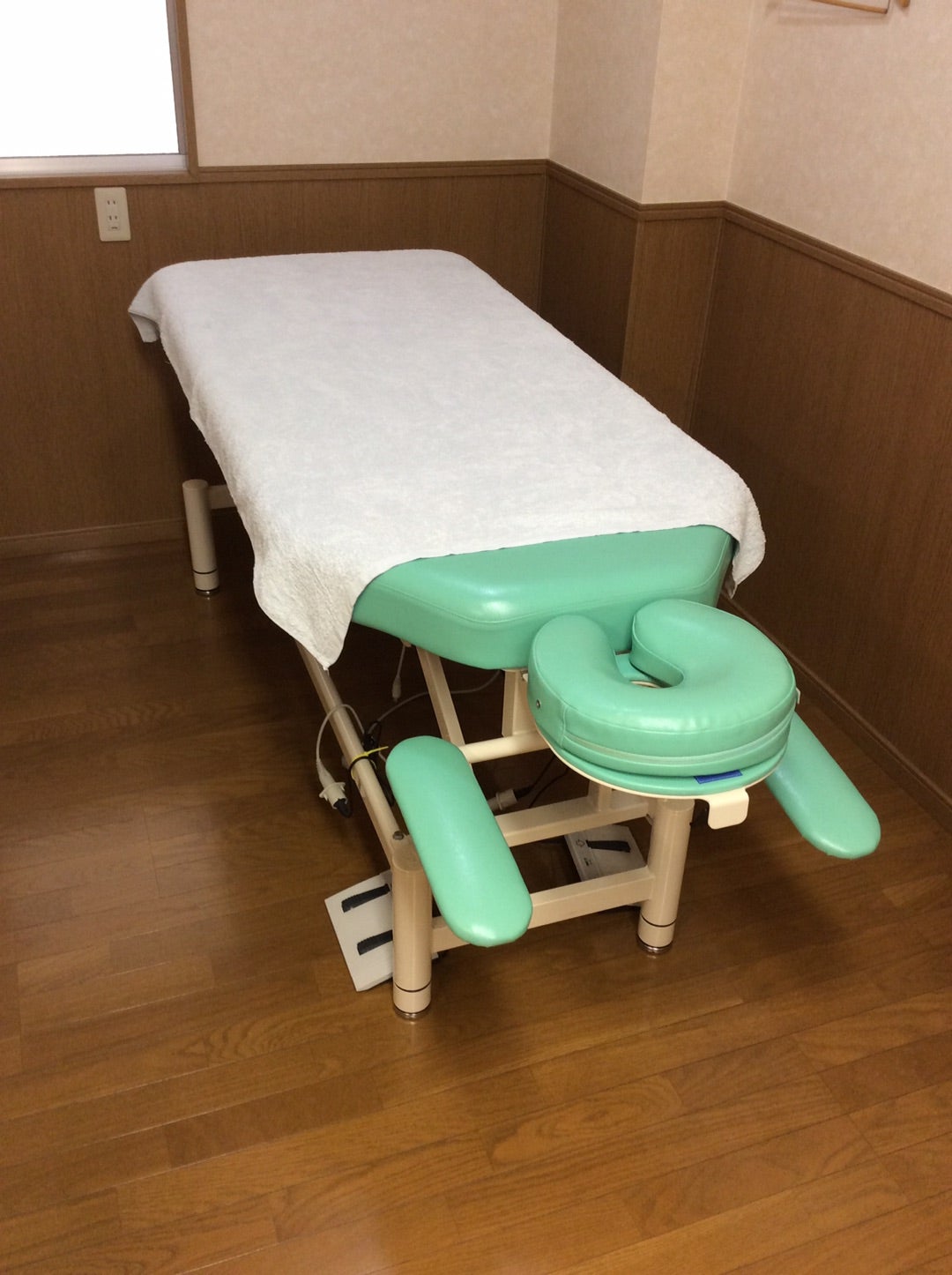 高田ベット 自動昇降式 マッサージ 整体 鍼灸 | nate-hospital.com