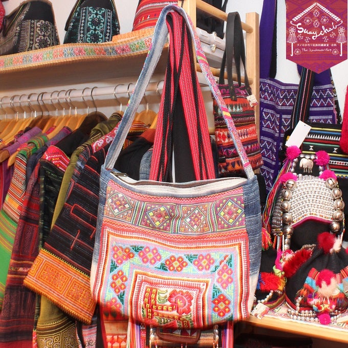 色鮮やかなモン族刺繍とろうけつ染めのショルダーバッグが入荷☆ | 熊谷市 タイの民族刺繍雑貨・衣料スアイチャイ