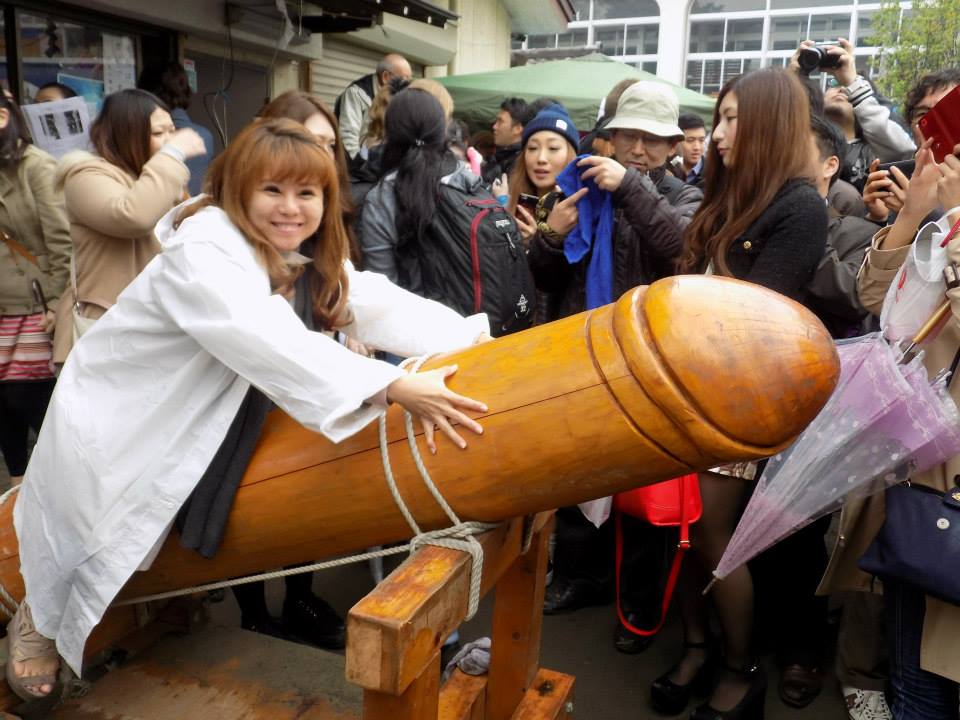 金山神社で行われる日本の奇祭 かなまら祭り | 舟水の世界ごゆるり街歩き