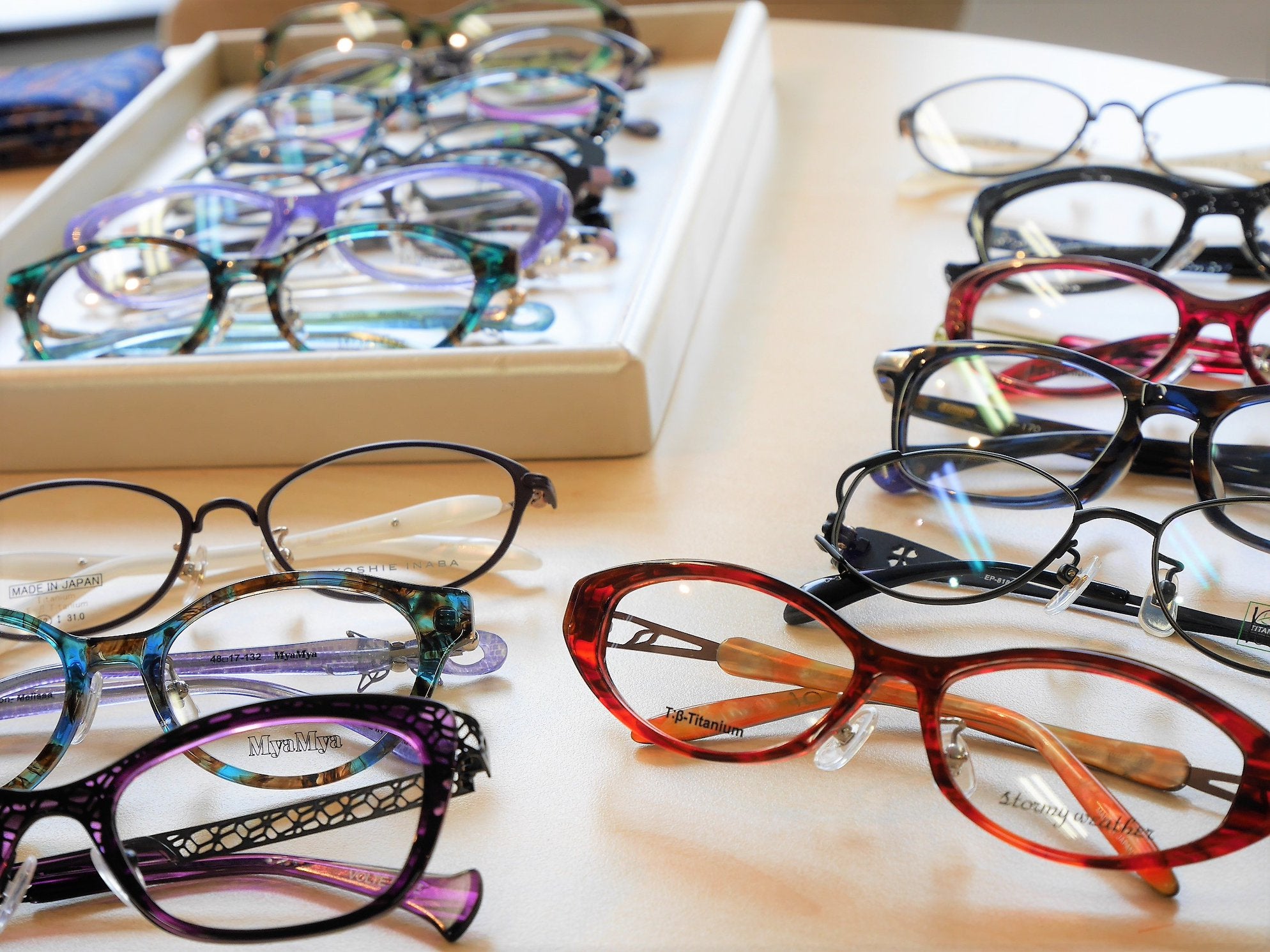 50代、60代 女性 メガネフレームの色の考え方 港区三田 40代50代からの似合うメガネ専門サロンMyaMya