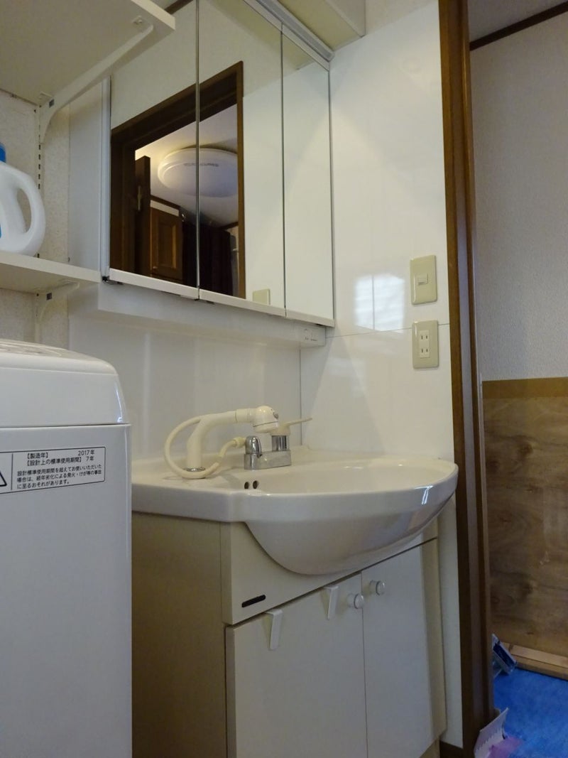 浴室 洗面所リフォーム 資材ゴミのキッチンパネルを壁紙に活用した まいにち わくわく