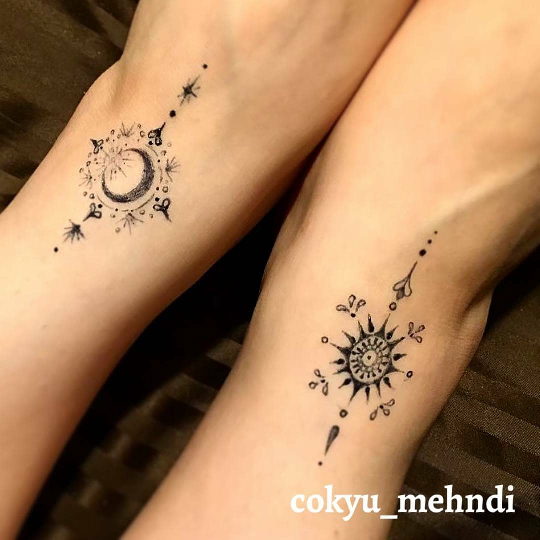 足の甲にワンポイント太陽と月タトゥー cokyu cokyu_mehndi