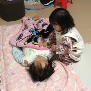 寝てしまった姉に、毛布をかけてあげる次女でも、毛布が小さいから…こうなる長女もお...の画像