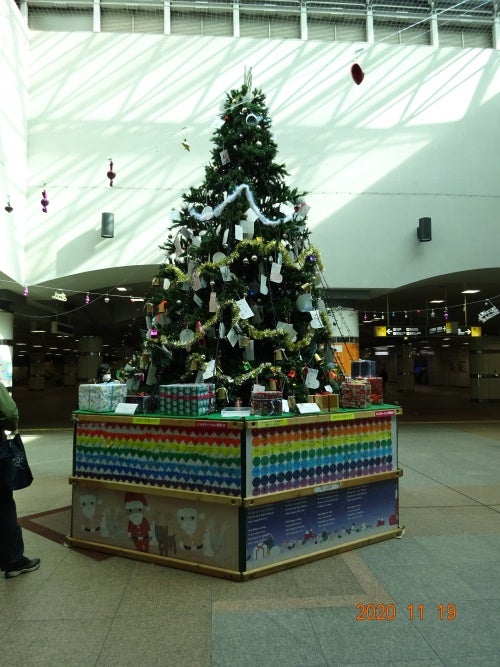 湘南台駅に 巨大クリスマスツリーがお目見え かたくりの里パソコン工房のブログ