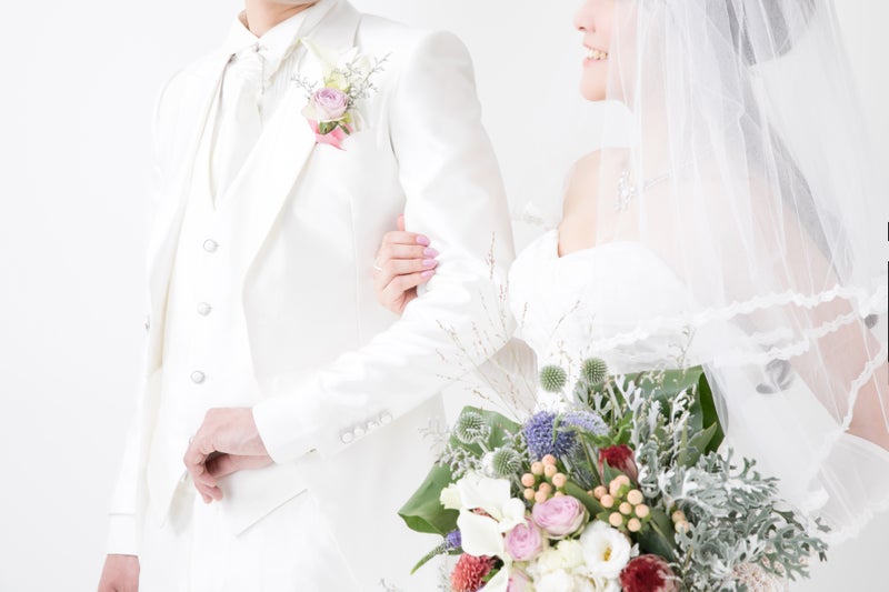 白いドレスと白いタキシードの結婚式