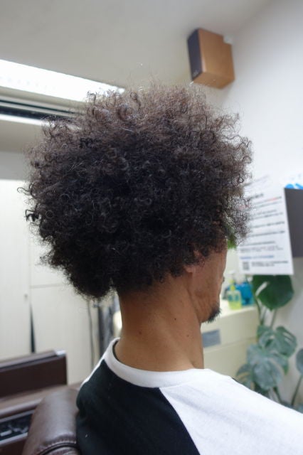 仕上げはアフロコームよりも荒目の櫛と指先で アフロパーマ Afro を熱く語るブログ 大阪府守口市の理 美容室 髪切屋ｔａｋｕ