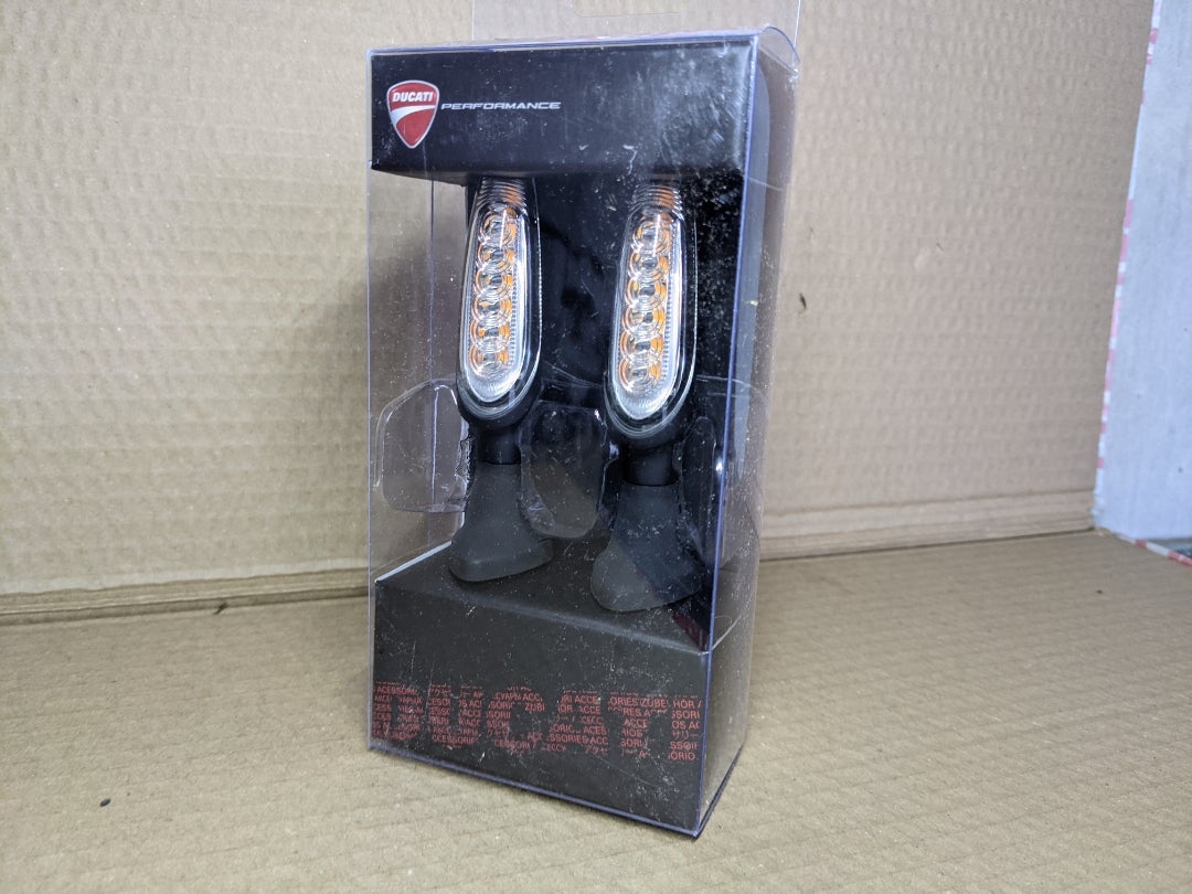 パニガーレV4S DP LEDウィンカーを社外フェンダーレスキットに装着