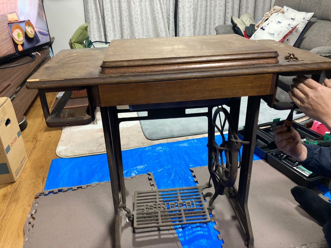 古いシンガーミシンをテーブルにリメイク | 手作りの部屋