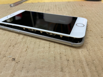 Iphone Repair バッテリー膨張2103 アイフォン修理 水没データー復旧のスマホゴールド 新宿本店