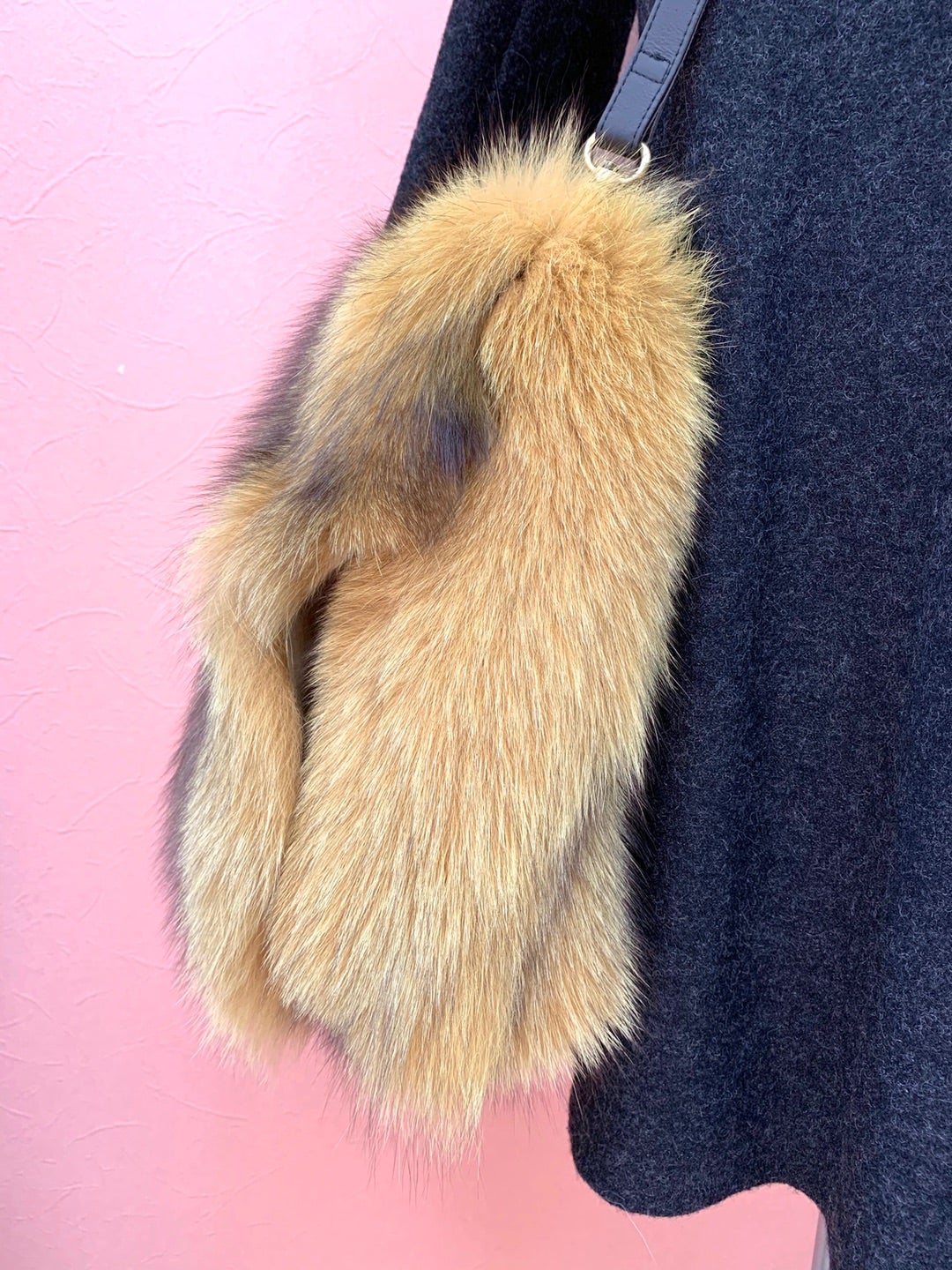 素材をいかした一枚革のシルバーフォックスファーバッグ | 国立毛皮 